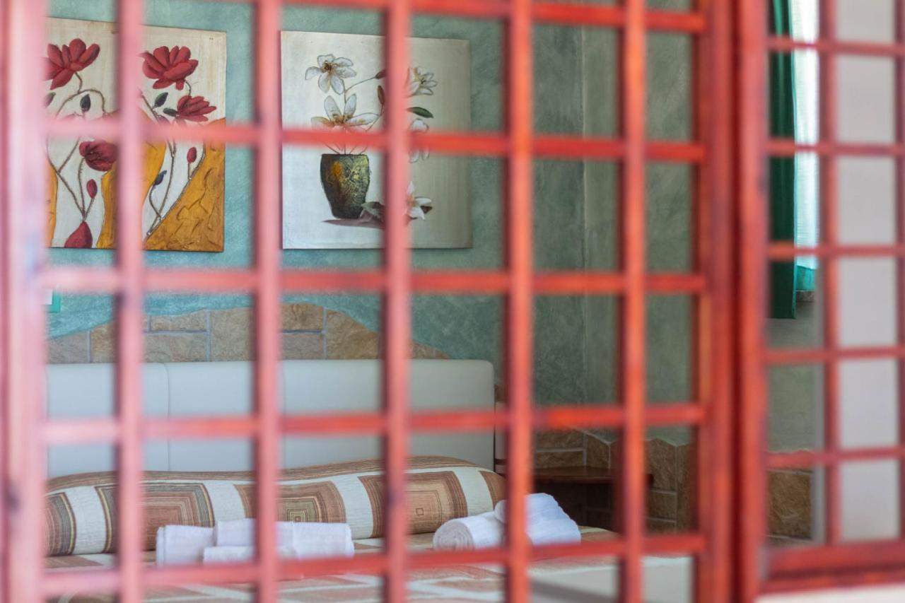 Roccabianca Rooms & Studios Стинтино Екстериор снимка
