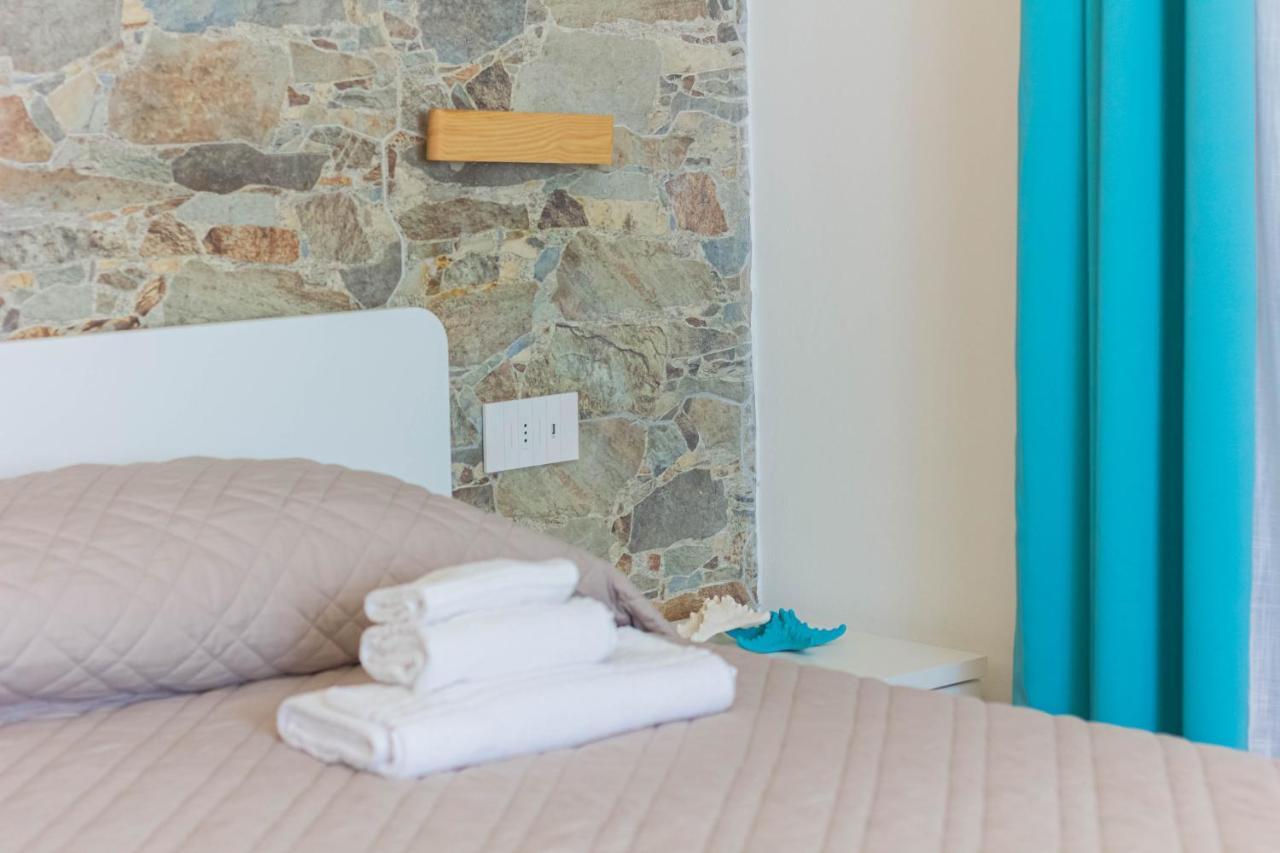 Roccabianca Rooms & Studios Стинтино Екстериор снимка