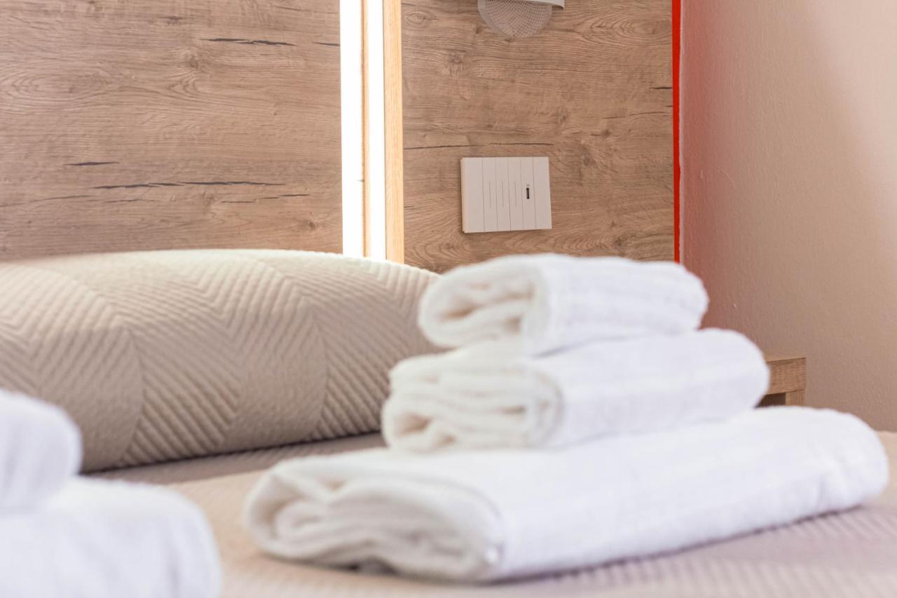 Roccabianca Rooms & Studios Стинтино Екстериор снимка