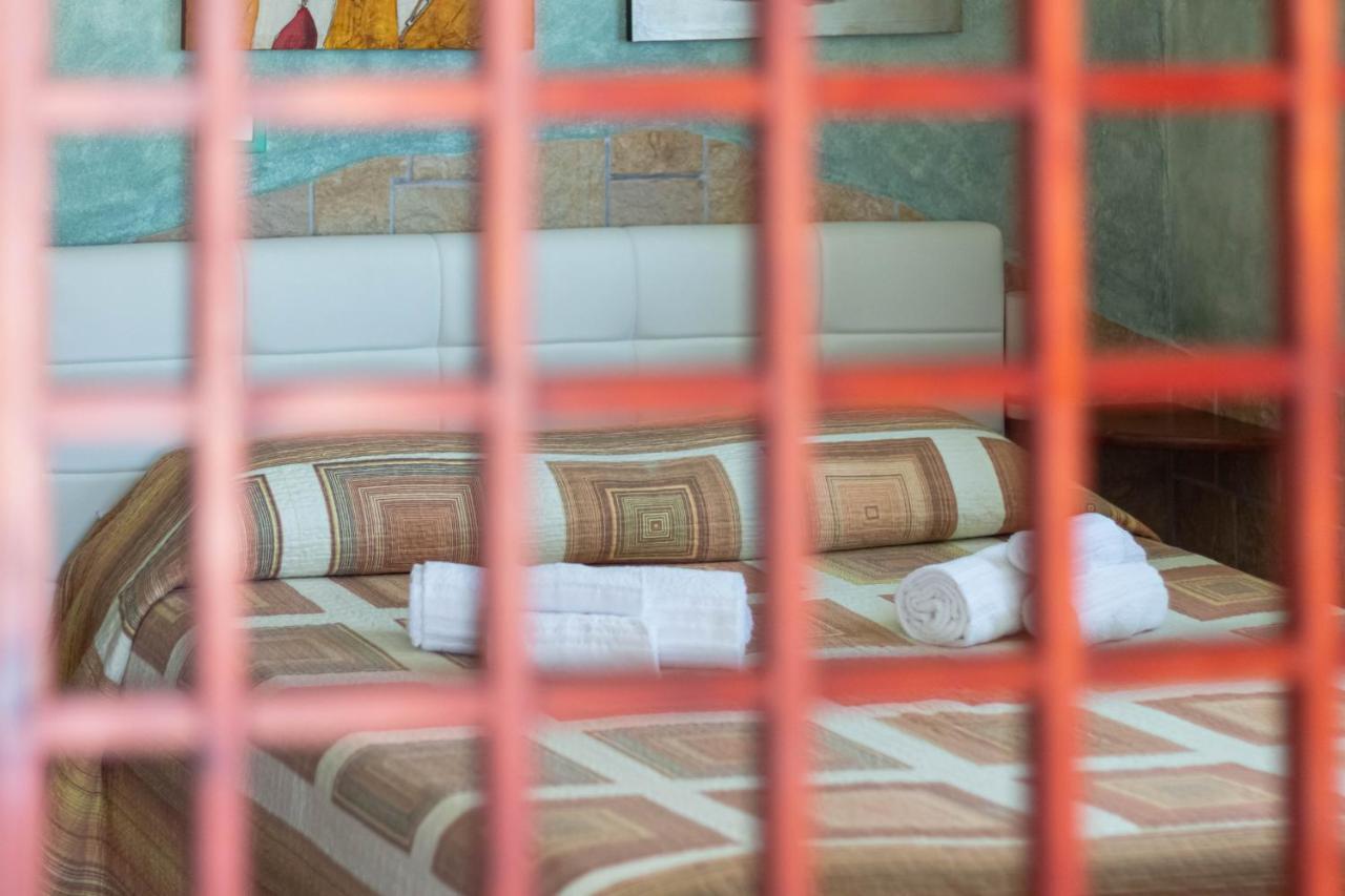 Roccabianca Rooms & Studios Стинтино Екстериор снимка