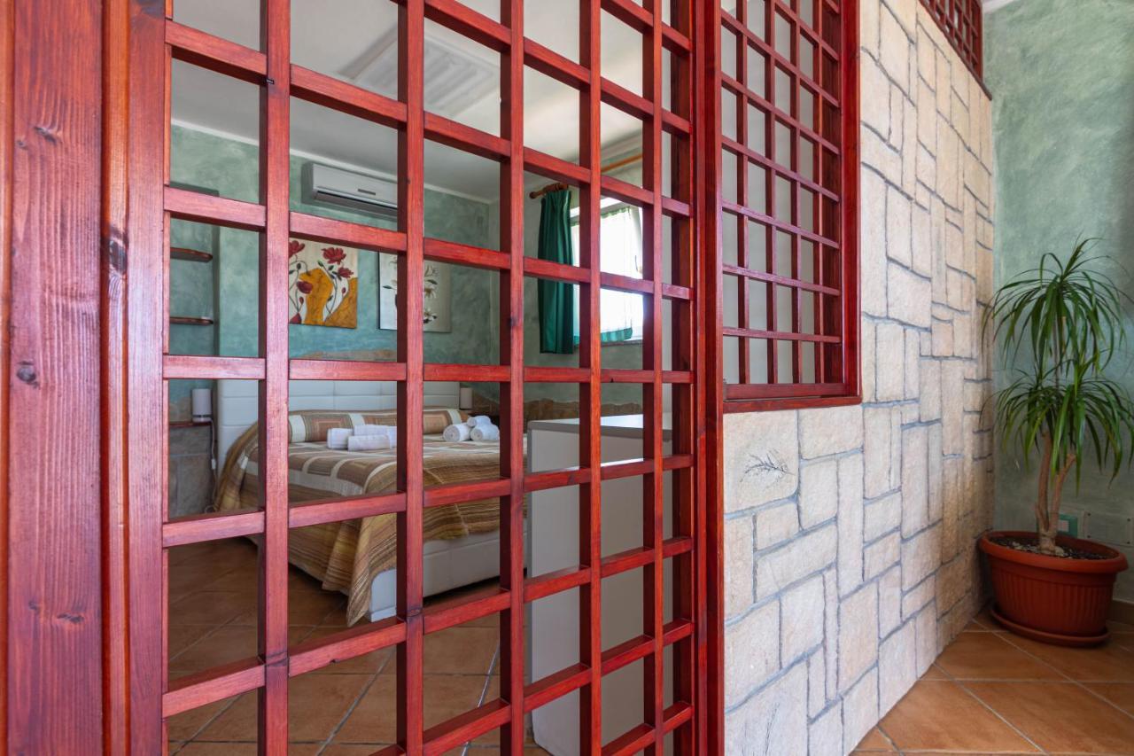 Roccabianca Rooms & Studios Стинтино Екстериор снимка
